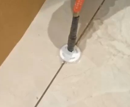诸城瓷砖空鼓维修公司专业解答瓷砖在铺贴过程中，如果没有涂抹均匀到位的粘结材料（如水泥砂浆或瓷砖胶），可能会导致以下问题
