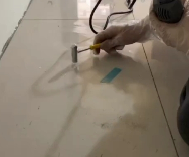诸城瓷砖开裂维修公司专业分享瓷砖在铺贴前如果没有沥干水分，将会导致以下问题